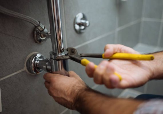 Un plombier utilise d’abord des clés à molette, des tournevis et des pinces multiprises. Ces outils permettent de serrer,