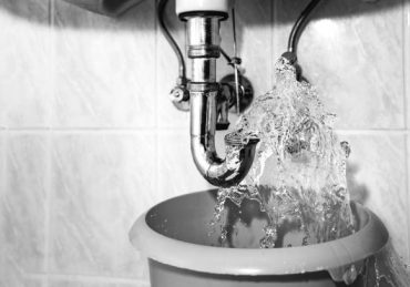 Le tarif horaire d’un plombier dépend de plusieurs critères essentiels. Tout d’abord, la localisation influence