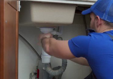 Un plombier installe et entretient des réseaux d’eau et de gaz. Ensuite, il intervient aussi sur le chauffage. Puis, il répare