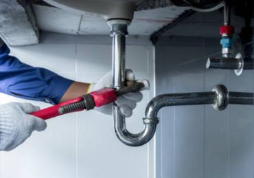 Un plombier assure l’entretien et la réparation des installations sanitaires. En effet, il s’occupe des fuites, robinets