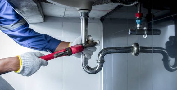 Un plombier assure l’entretien et la réparation des installations sanitaires. En effet, il s’occupe des fuites, robinets