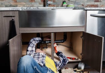 Un plombier occupe une place essentielle dans un chantier neuf. En effet, il installe toute la plomberie du bâtiment.