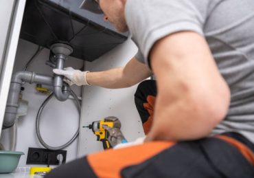 Un plombier exerce un métier manuel où chaque intervention implique des risques. En effet, une fuite, un accident