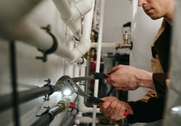 Un plombier possède les compétences nécessaires pour installer une salle de bain complète. En effet, il maîtrise