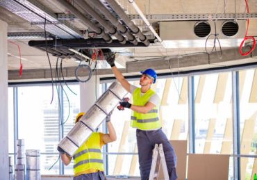 Un plombier installe et répare les canalisations d’eau. Ensuite, il intervient sur les systèmes de chauffage. De plus,