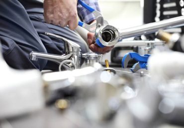 Un plombier installe, entretient et répare les conduites d’eau. En effet, il maîtrise parfaitement la circulation des fluides.