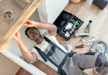 Un plombier intervient souvent après un dégât des eaux. En effet, il repère l’origine de la fuite. Ensuite, il répare