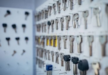 Pour vérifier la réputation d’un serrurier, il faut d’abord lire les avis en ligne. En effet, ces retours reflètent souvent la satisfaction