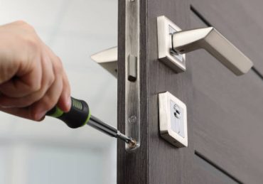 Pour choisir un bon serrurier local, il faut d’abord vérifier sa réputation. En effet, cela prouve son sérieux et son professionnalisme.