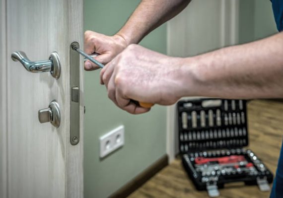 Le tarif d’un serrurier dépend de plusieurs critères essentiels. En effet, le type de porte influence fortement le prix final. Une porte