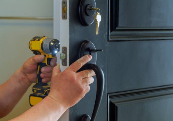 Un serrurier professionnel joue un rôle central dans la protection d’un logement. En effet, il maîtrise les techniques de pose,