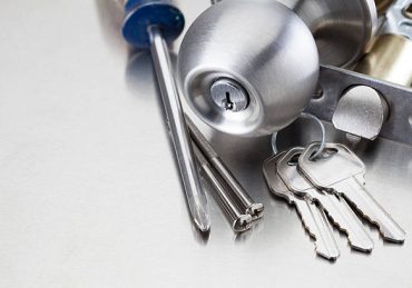 Un serrurier ne se limite pas aux portes d’entrée. En effet, il intervient aussi sur les coffres-forts. D’abord, il maîtrise les systèmes de