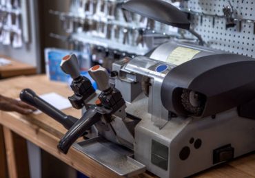 Un serrurier utilise d’abord des outils manuels essentiels pour intervenir sur les serrures. Il se sert souvent du tournevis,