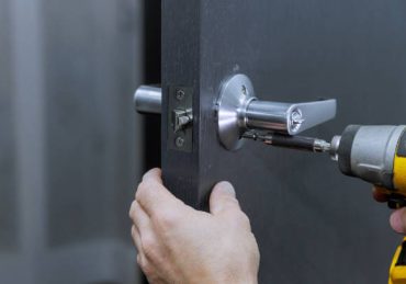 Une serrure connectée est une solution moderne de sécurité. Elle fonctionne avec une application mobile,