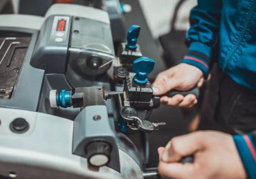 Un serrurier ne se limite pas aux portes et aux serrures. En effet, il intervient aussi sur des grilles métalliques. Grâce à son savoir-faire,