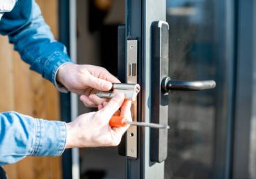 Un serrurier professionnel conseille toujours de commencer par la porte principale. En effet, elle reste la première cible des cambrioleurs.