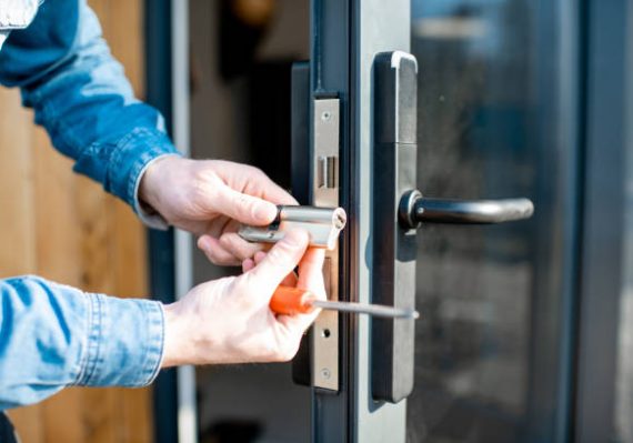 Un serrurier professionnel conseille toujours de commencer par la porte principale. En effet, elle reste la première cible des cambrioleurs.
