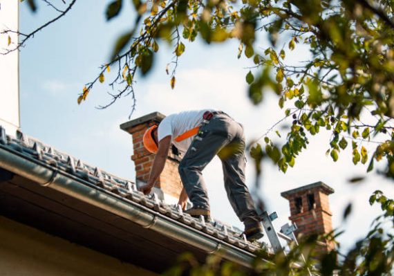 Le couvreur-zingueur est un artisan du bâtiment spécialisé dans les travaux de toiture. En effet, il installe, répare et entretient les toits.