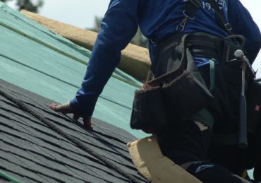 Un couvreur-zingueur est un artisan du bâtiment spécialisé dans la pose et l’entretien des toitures. En effet, il travaille