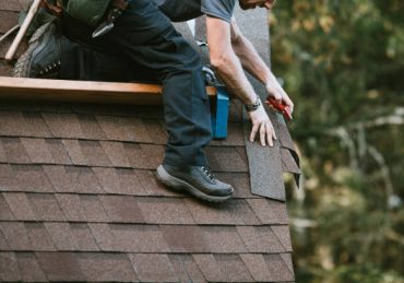 Le couvreur-zingueur est un artisan spécialisé dans la toiture. En effet, il s’occupe de la pose, de la réparation et de l’entretien