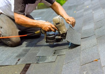 Le couvreur-zingueur est un artisan du bâtiment spécialisé dans la toiture. En effet, il installe, répare et entretient les toits.