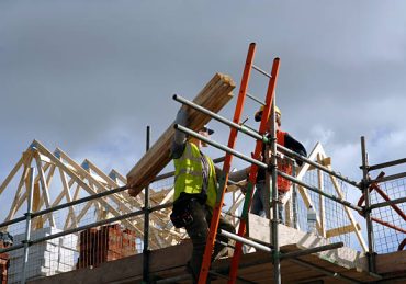 Le couvreur-zingueur installe, répare et entretient les toitures. En effet, il travaille aussi bien sur les maisons neuves