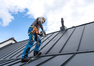 Pour évaluer la réputation d’un couvreur-zingueur, commence par consulter les avis en ligne. En effet, ces témoignages reflètent