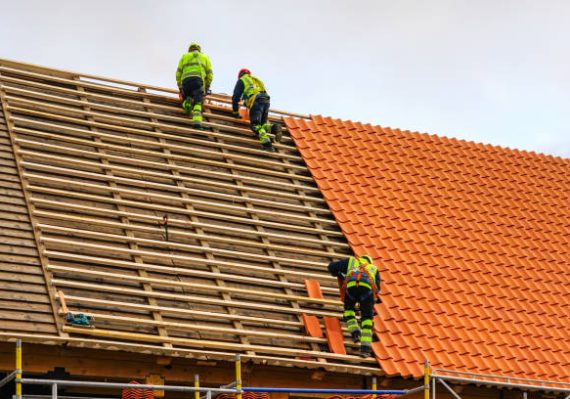 Avant tout, le chantier de couvreur-zingueur commence par une évaluation précise. En effet, cette phase détermine la durée
