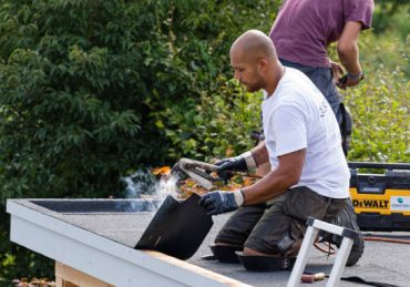 Un couvreur-zingueur peut facturer ses services de plusieurs façons. En effet, certains préfèrent proposer un tarif horaire.