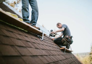 Un couvreur-zingueur conseille toujours d’inspecter son toit deux fois par an. En effet, une vérification au printemps