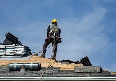 Un couvreur-zingueur joue un rôle majeur dans la restauration des monuments historiques. En effet, il répare, entretient et protège