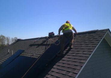 Un couvreur-zingueur planifie ses interventions selon plusieurs critères précis. En général, il peut intervenir dans un délai