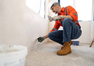 Un staffeur maîtrise des techniques artisanales transmises depuis des générations. Cependant, ces connaissances anciennes