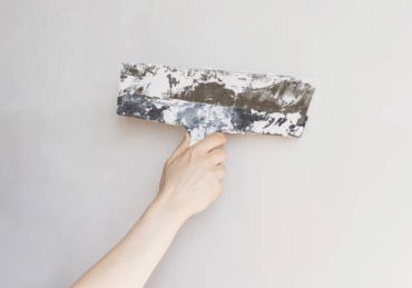 Choisissez un staffeur qui maîtrise les techniques traditionnelles et modernes. Il travaille le plâtre avec précision.