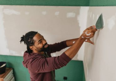 Un staffeur façonne le plâtre en éléments décoratifs uniques. Ainsi. Il travaille souvent sur des pièces sur mesure.