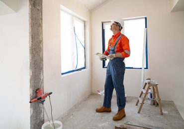 Le staffeur fabrique et installe des éléments décoratifs en plâtre. Ensuite, il réalise des moulures, corniches
