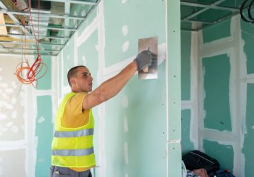 Un staffeur détermine ses tarifs selon la nature du chantier demandé. Ensuite, il tient compte de la complexité des moulures