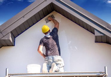 Un staffeur modèle, restaure et crée des décorations en staff pour l’architecture historique. Ainsi, il intervient