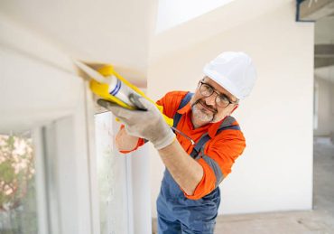Un staffeur possède les compétences pour façonner des éléments décoratifs en staff. De plus. Il travaille avec