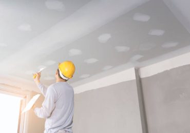 Un staffeur travaille dans le domaine du plâtre. Ensuite, il crée des éléments décoratifs pour les bâtiments. De plus,