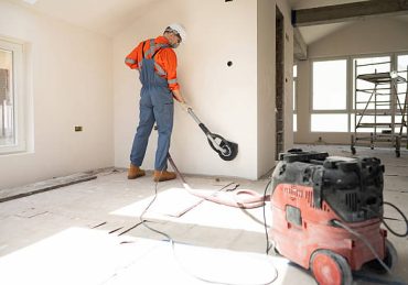 Un staffeur fabrique et pose des éléments décoratifs. Ensuite, il travaille le plâtre avec précision. De plus, il crée moulures,